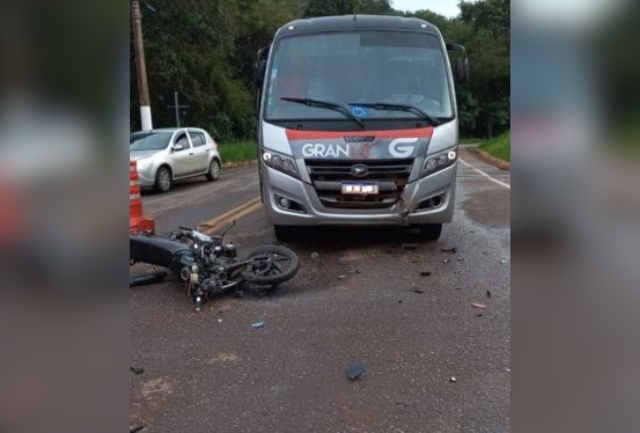 Acidente ocorreu na saída do bairro Marzagão e deixou um motociclista gravemente ferido.