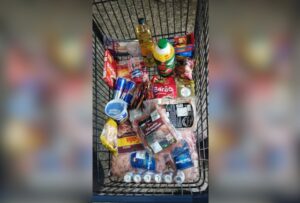 Ela foi flagrada pelas câmeras internas e resistiu à prisão, sendo algemada pelos guardas municipais.