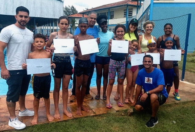 Crianças e adolescentes participaram de quatro etapas de nado e receberam certificado. Foto do momento da natação.