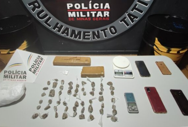 Denúncias levaram os policiais até o local, onde encontraram maconha, cocaína e balanças de precisão. Foto do material apreendido.