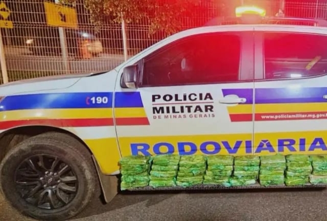 Motorista de 29 anos confessou que levava a droga para Juiz de Fora. Foto da droga apreendida.
