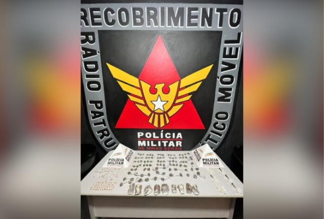 Um suspeito foi preso em flagrante após ser abordado em um carro de aplicativo com uma bolsa cheia de entorpecentes. Foto do material apreendido.