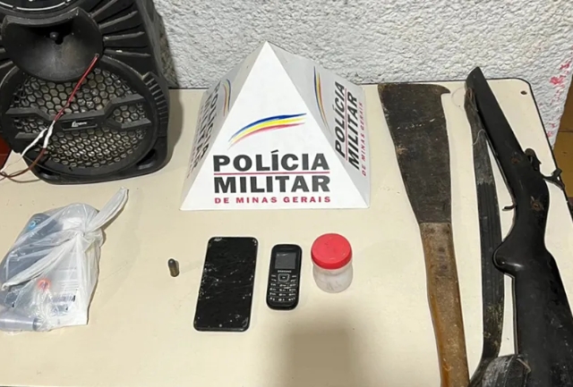 Ele também tinha munição de uso restrito, drogas e objetos furtados em sua casa, além de um cachorro ferido e maltratado. Foto do material apreendido.
