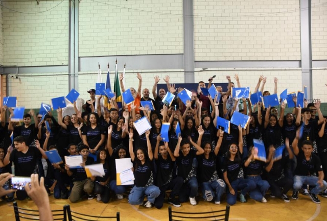 Parceria entre Prefeitura, Sebrae e Escola Manoel Salvador de Oliveira estimula a cultura do empreendedorismo entre os estudantes. Foto da formatura.