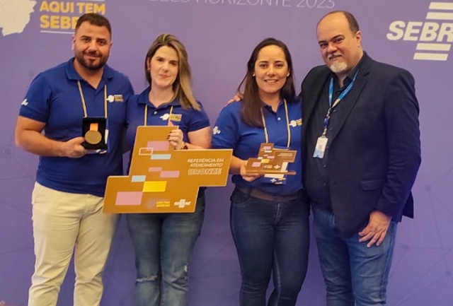 Reconhecimento premia o trabalho de apoio e capacitação aos empreendedores locais. Foto dos representantes recebendo a premiação.