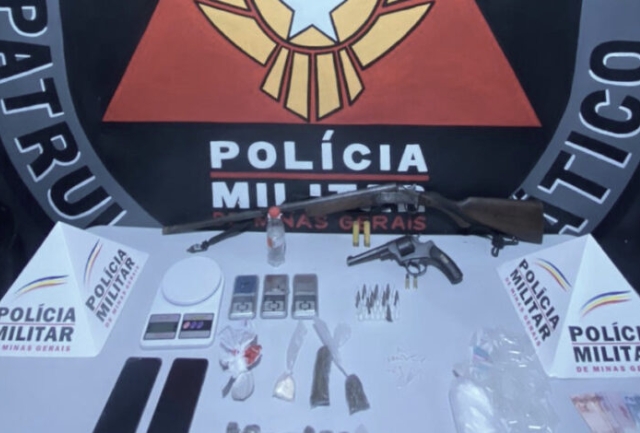 Polícia Militar apreende revólver, espingarda, cocaína, crack, maconha e loló no conjunto Morada Viva. Foto da droga apreendida.