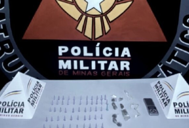 Polícia Militar flagrou o suspeito entregando pacotes a pessoas em veículos no bairro Padre Adelmo. Material apreendido pela PM.