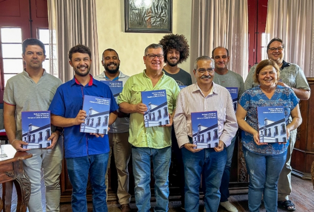 Obra resgata a memória da primeira sede do legislativo mineiro e mostra as intervenções realizadas na edificação do século XVIII. Foto dos representantes.