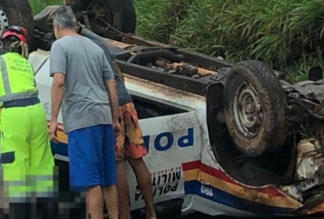 O acidente também envolveu uma motocicleta, mas o condutor saiu ileso. A rodovia ficou parcialmente interditada e gerou congestionamento.
