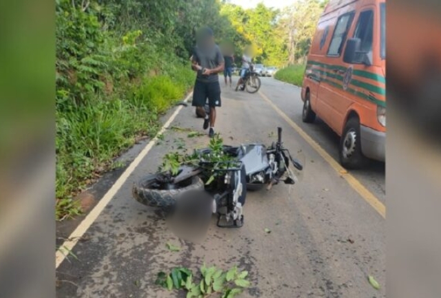 Homem de 52 anos bateu em barranco e árvore na antiga estrada do DER.