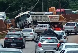 Veículos precisam usar acostamento para seguir no sentido BH; motorista é levado para hospital.