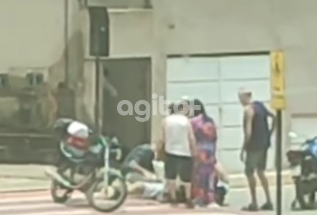 Motorista da moto suspeito de fraturas após colisão.