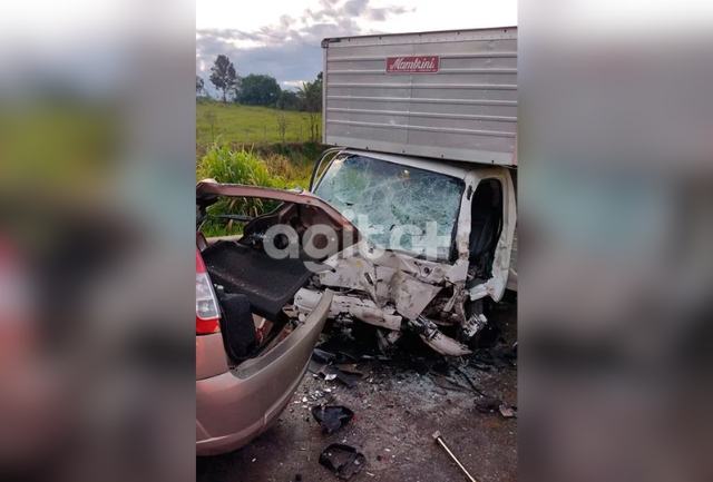 Carro e caminhão colidem em Barbacena; caminhoneiro fica preso às ferragens e é socorrido em estado grave.