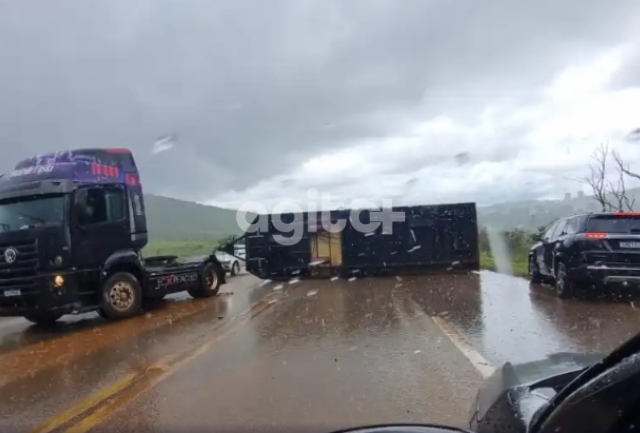 Acidente bloqueou as duas pistas no sentido Rio de Janeiro e causou congestionamento de 4 km.