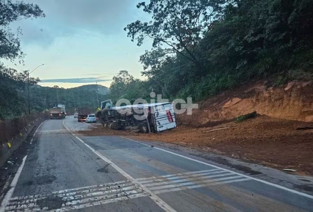 Acidente ocorreu por volta das 5h45 e foi causado por falha mecânica nos freios do veículo.