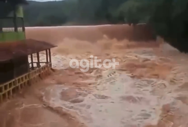 Defesa Civil afirma que não há risco de rompimento da estrutura, mas vídeos mostram ruas alagadas na cidade.