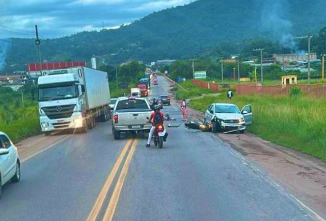 Motociclista de 37 anos foi socorrido com suspeita de múltiplas fraturas e levado para o Hospital João XXIII; trânsito ficou lento nos dois sentidos da rodovia.