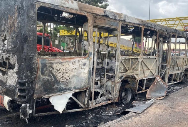 Ninguém ficou ferido no incidente, mas o veículo ficou totalmente destruído.