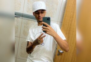 Os suspeitos, que são dois casais, se entregaram à polícia e confessaram o crime, que teria sido motivado por um roubo de moedas.