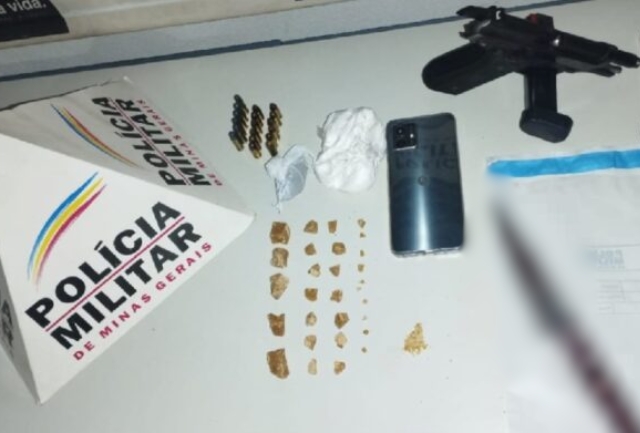 Agressor foi flagrado com uma pistola e uma faca, além de cocaína, crack e maconha, em sua residência no bairro São Sebastião.