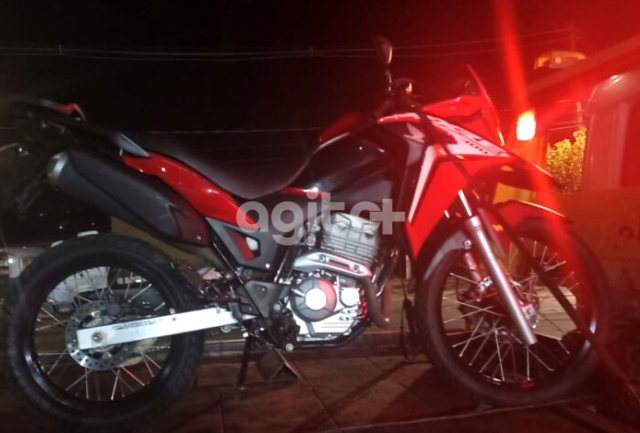 Polícia Militar flagra indivíduo empurrando veículo com placa adulterada na zona rural.