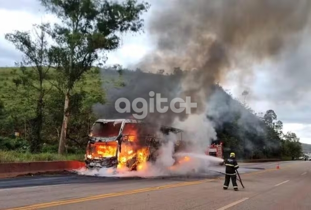 Nenhum dos 55 ocupantes do veículo, que voltava de Cabo Frio, ficou ferido.