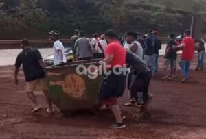 Itabirito: Moradores do bairro Água Limpa protestam na BR 040 por falta de energia.