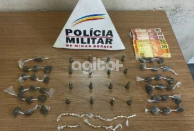 A prisão ocorreu na noite de segunda-feira (15/1), por volta das 19h, após a Polícia Militar receber informações sobre tráfico de drogas na “Favelinha do bairro Praia”.