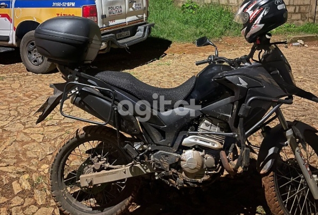 Um homem teve sua motocicleta XRE preta levada por um ladrão enquanto trabalhava em sua academia em Mariana. A polícia localizou o veículo em uma casa abandonada em Santo Antônio do Leite.