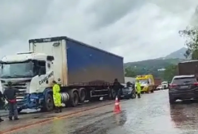 Carro bate na traseira de carreta e pista fica parcialmente interditada.