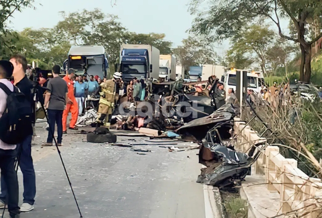 Acidente na BR-116 envolveu veículo que seguia de Novo Cruzeiro para Piracicaba; 43 pessoas ficaram feridas.