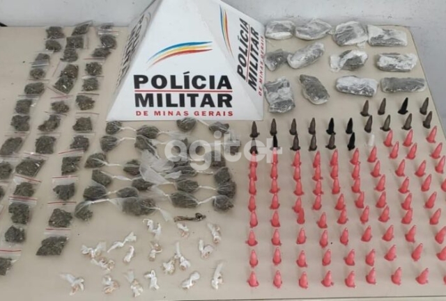 Denúncia anônima leva à descoberta de 103 pinos de cocaína, 61 buchas de maconha, 12 tabletes de maconha e 48 pedras de crack no bairro Padre Adelmo.