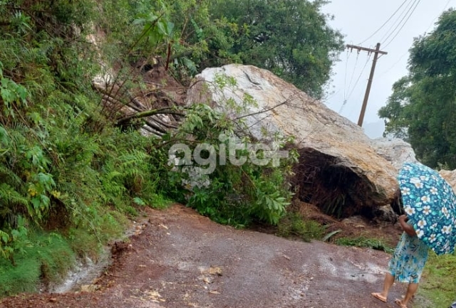 Moradores de distrito de Ouro Preto ficam assustados com incidente; ninguém se feriu.