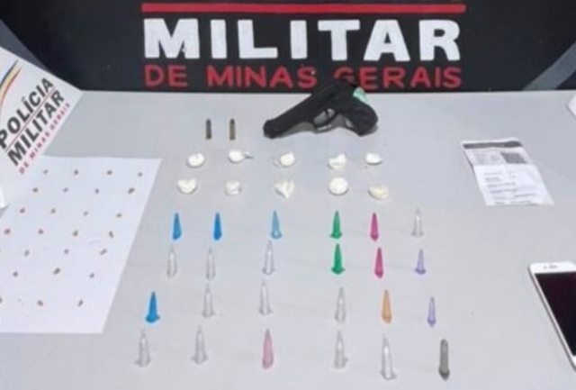 Polícia Militar apreende crack, cocaína, munições e motocicleta sem placa após denúncia anônima.