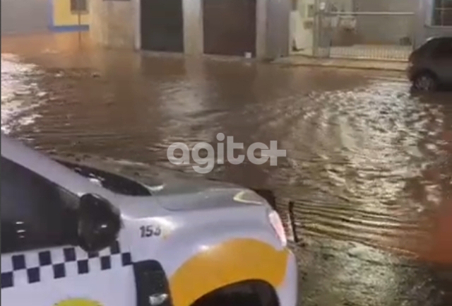 Chuvas fortes na tarde desta terça-feira aumentam o risco de enchentes e deslizamentos em Itabirito.