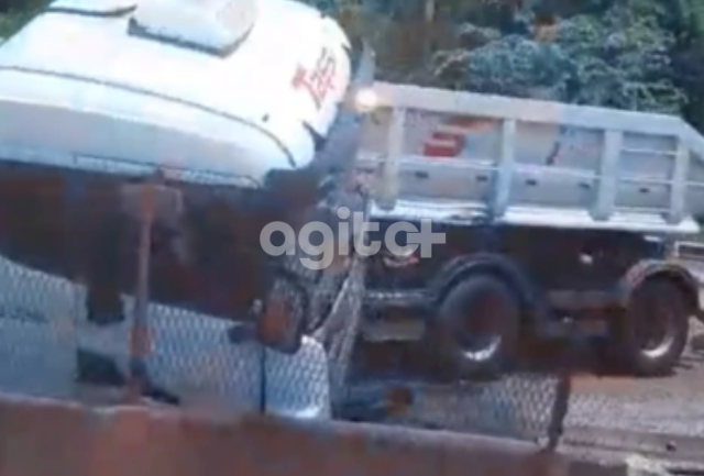 Veículo colidiu com mureta central na BR-381, em São Joaquim de Bicas, e interrompeu o fluxo no sentido BH.