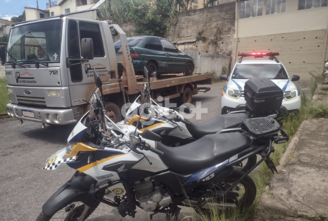 Guarda Civil Municipal e Polícia Militar atuaram em conjunto para retirar o carro da via pública.