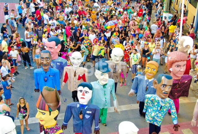 O Carnaval de Itabirito vai surpreender os foliões com uma programação diversificada, que inclui desfiles, blocos, trios elétricos, palcos e atrações nacionais..