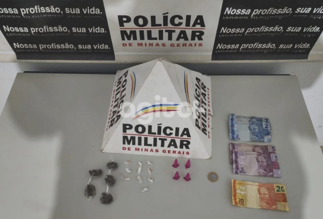 Denúncia anônima levou à operação no bairro Barro Preto, onde foram encontrados crack, maconha e cocaína.