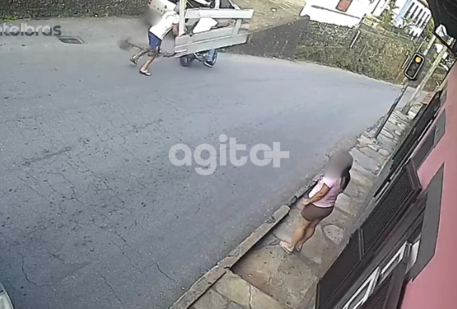 O pedestre que carregava a porta escapou sem ferimentos, mas o motociclista fugiu do local.