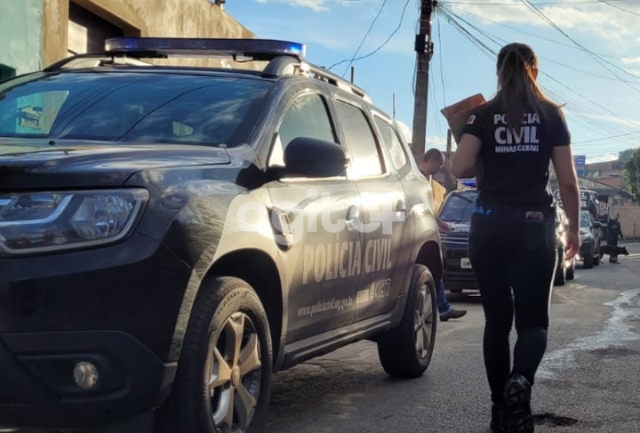 Educador de 26 anos enviava mensagens impróprias e insistia em marcar encontros com as adolescentes após as aulas.