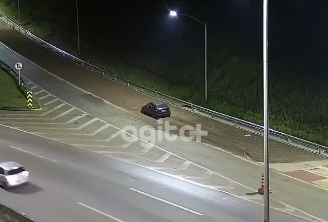 Após pane mecânica, condutora deixa veículo irregular e foge de aplicativo.
