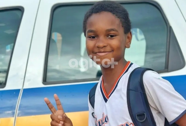 Honestidade em ação: menino de 10 anos devolve celular encontrado.