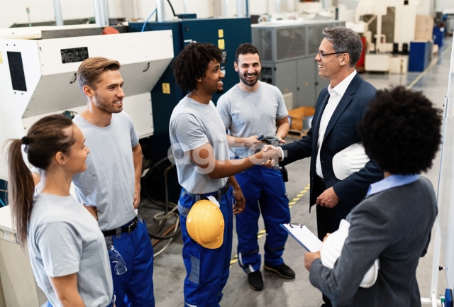 Prefeitura subsidia treinamento de jovens e desempregados em empresas parceiras e firma acordo com CEFET/MG para oferecer cursos técnicos.