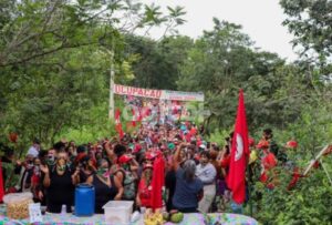 Movimento liderado por mulheres diz que área é improdutiva e reivindica solução para 5 mil famílias acampadas em Minas Gerais.