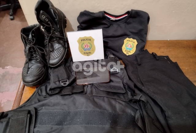 Policiais civis encontraram na casa da suspeita roupas e acessórios com o brasão da PCMG; ela alegou que fazia tratamento psicológico.