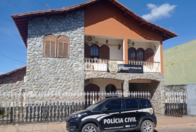 A mãe das vítimas também foi indiciada por omissão imprópria, pois sabia dos abusos e não fez nada.