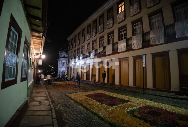 Arte e Fé nas ruas históricas de Ouro Preto (MG).