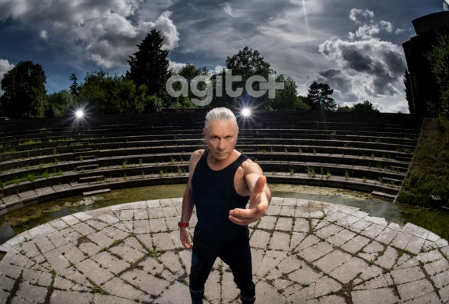 O Ícone do metal lança novo álbum solo.