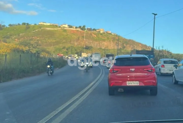 Resgate imediato e trânsito lento marcam o acidente entre Roças Novas e Sabará.